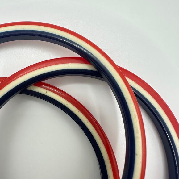 Set of 3 1940s vintage red white blue swirled lucite stackable bangle bracelets - Picture 6 of 8